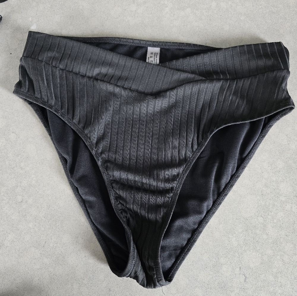 Black Crossover Bikini Bottoms​​